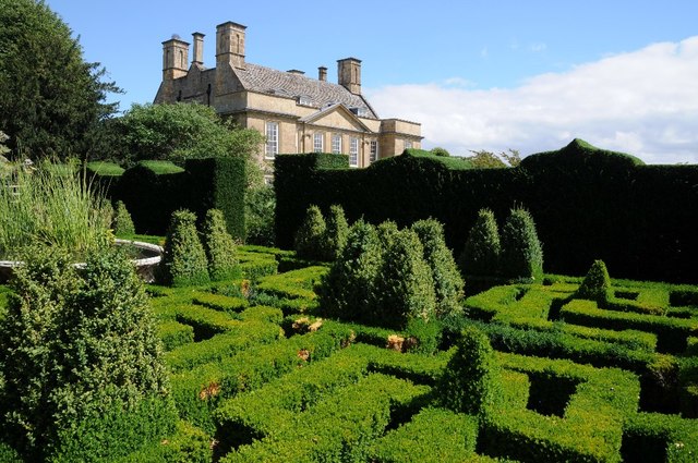 Cotswold gardens showing house with maze