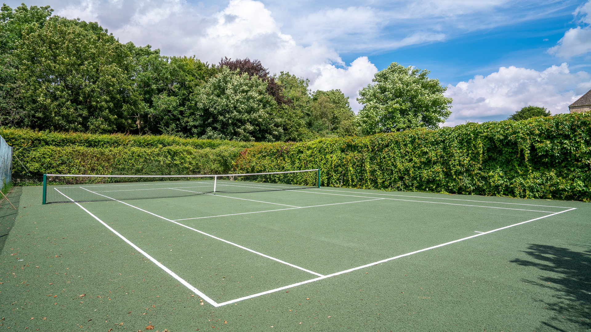 Tennis Court, Aylworth Manor Granary, Bolthole Retreats