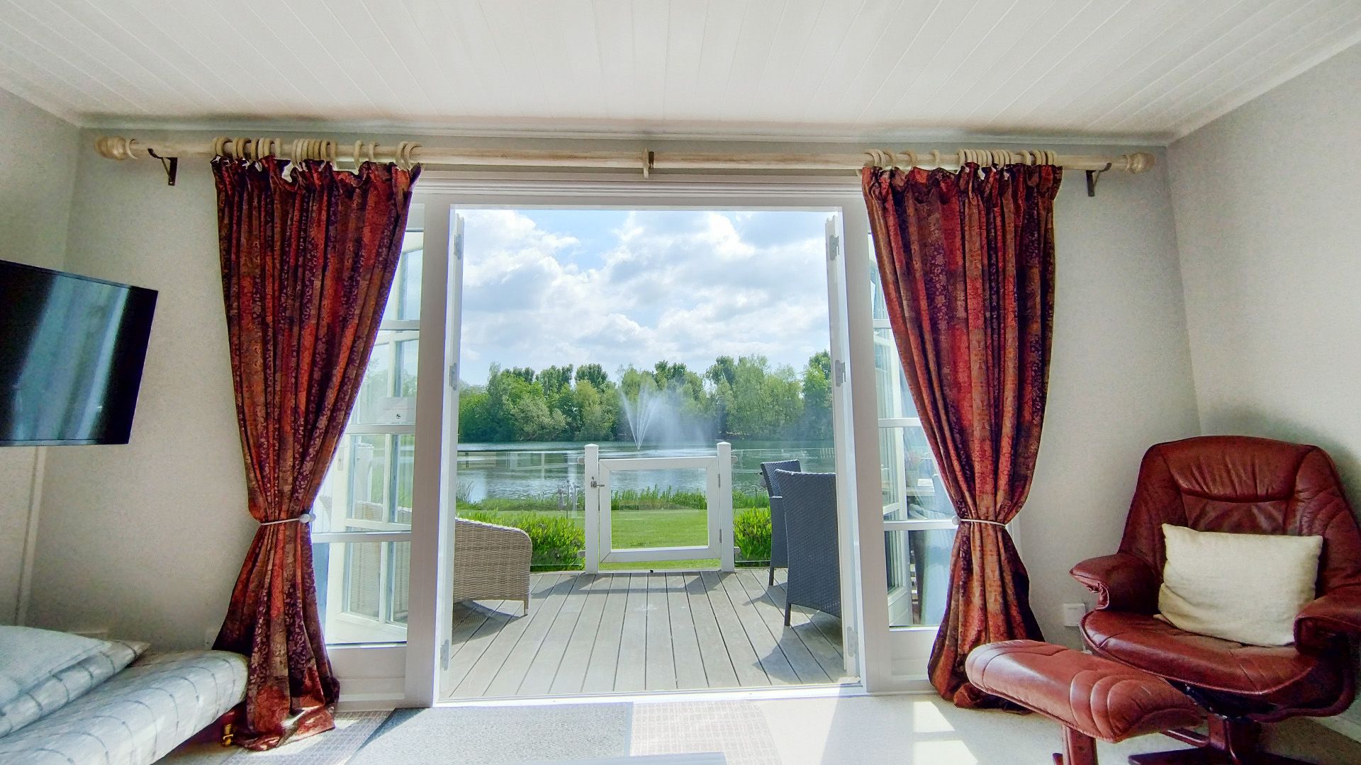 waterside holiday cottages