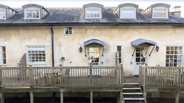 Charles I, Bolthole Retreats