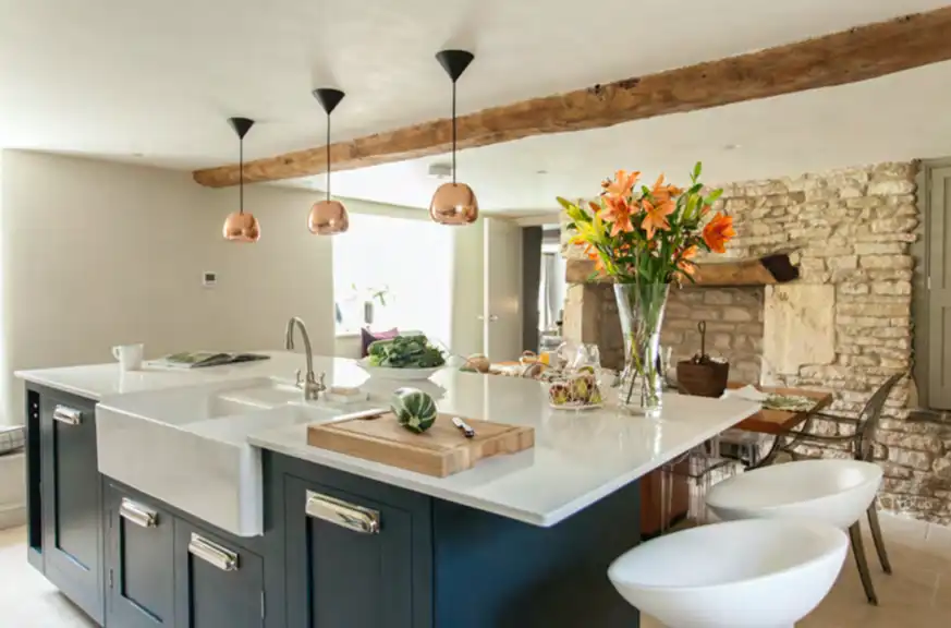 Complete re-design bespoke kitchen for Cotswold Holiday Cottage near Cirencester – by Astman Taylor