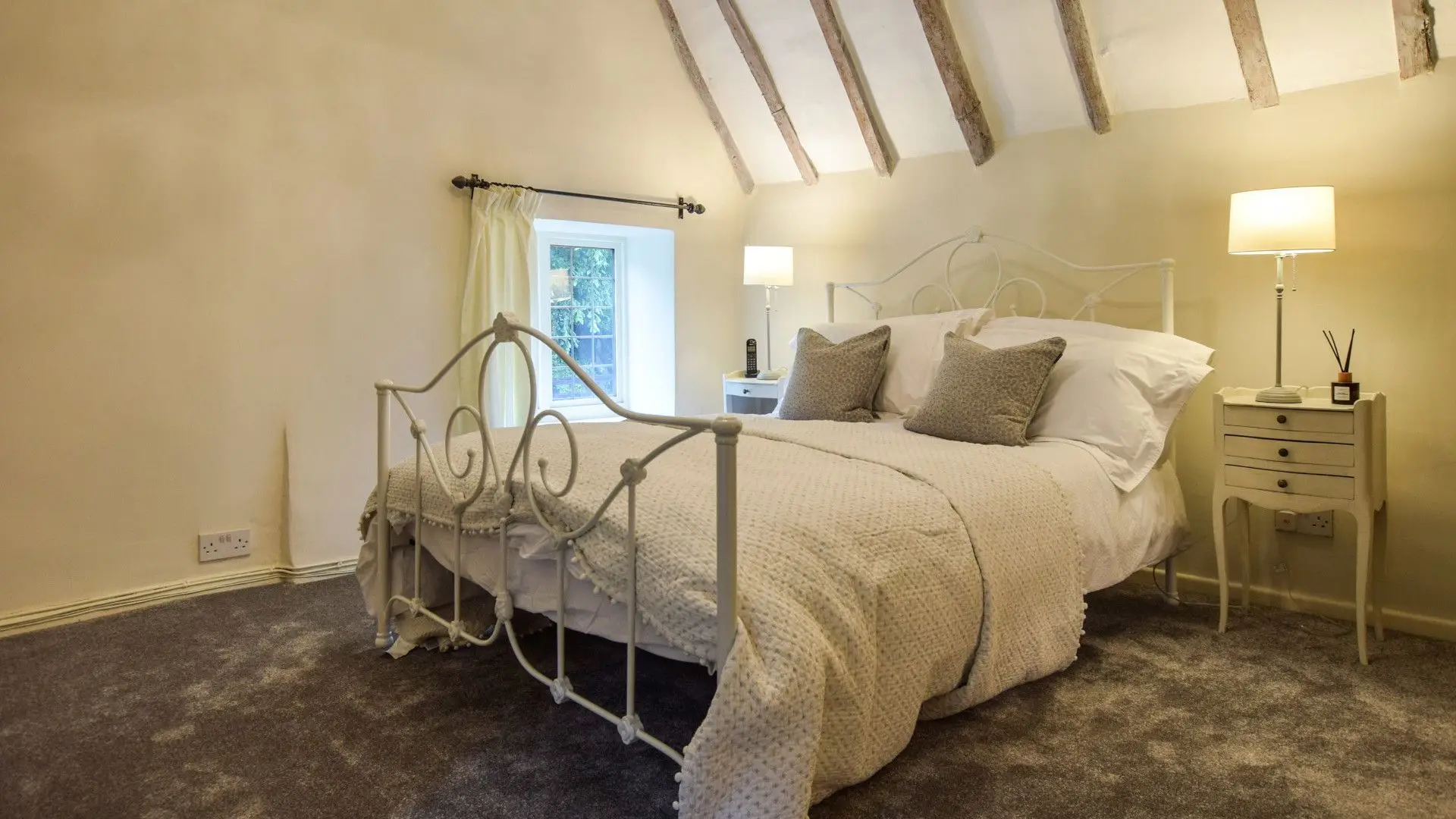 Bedroom 1, king-size double, Suncroft, Bolthole Retreats