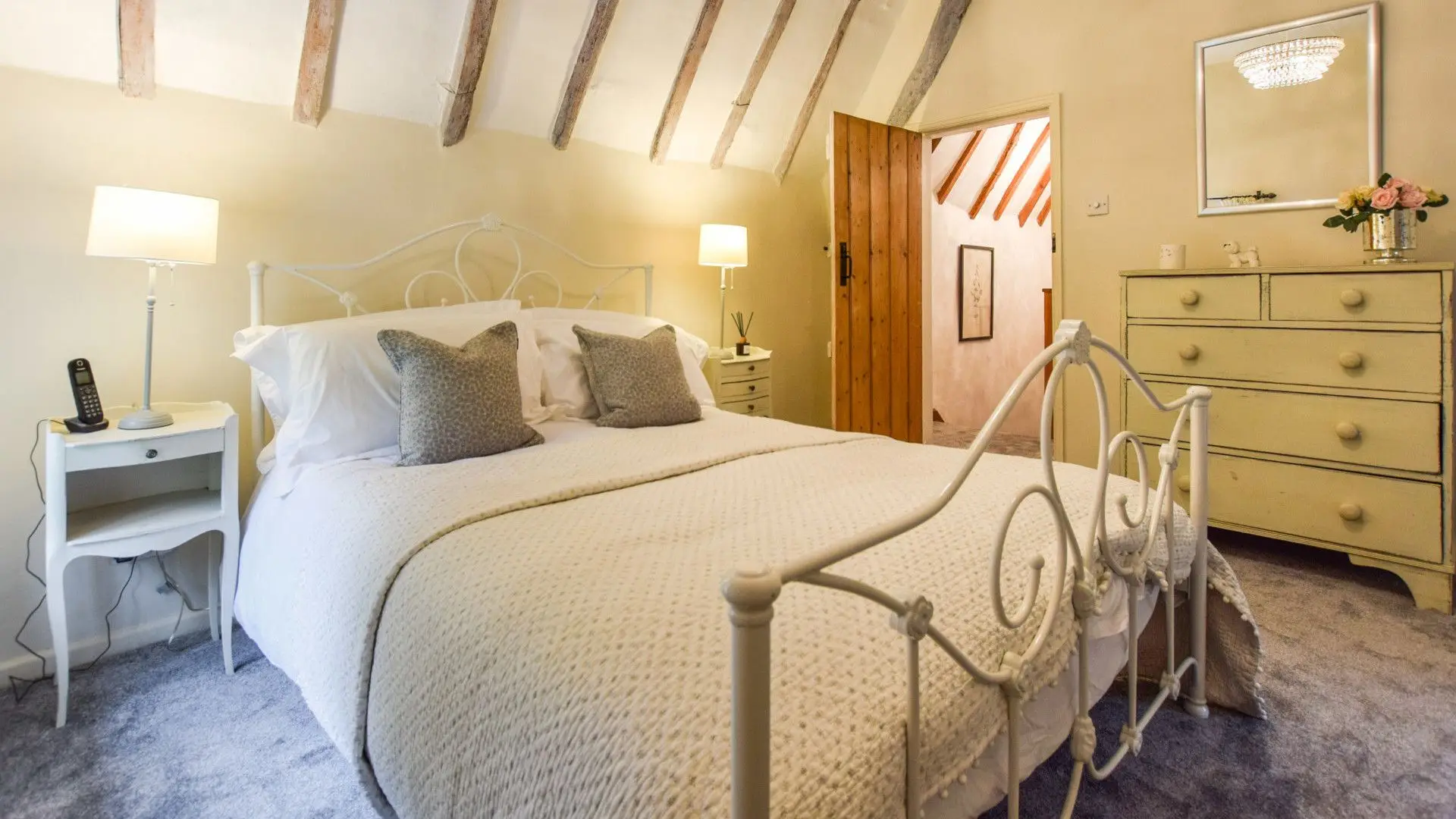 Bedroom 1, king-size double, Suncroft, Bolthole Retreats