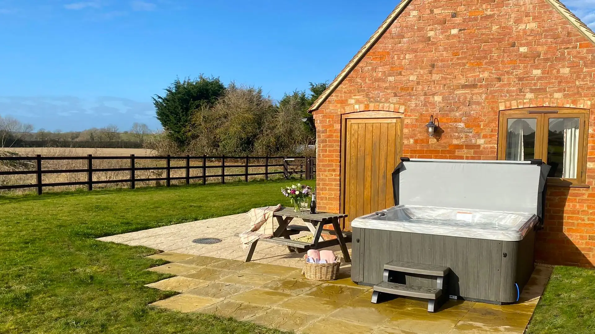 Hot tub, garden, patio, Cider House, Bolthole Retreats