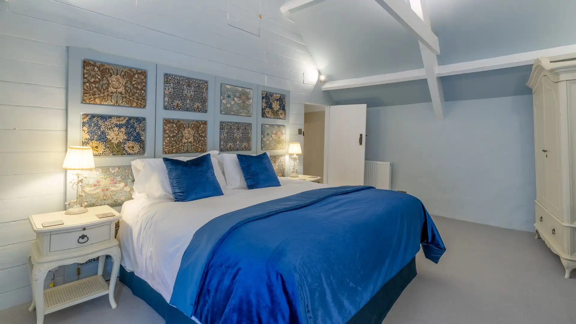 Bedroom One, Farthingdales, Bolthole Retreats