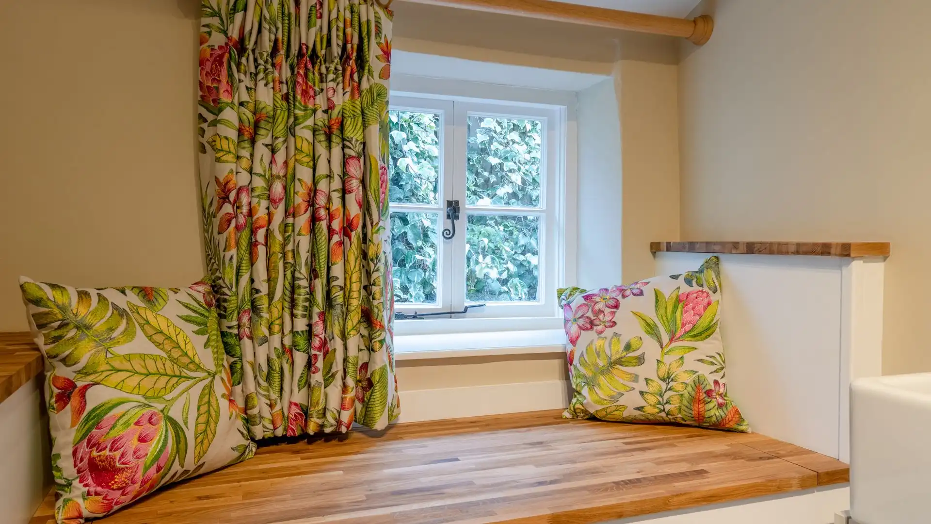 Boot room window seat, Farthingdales, Bolthole Retreats
