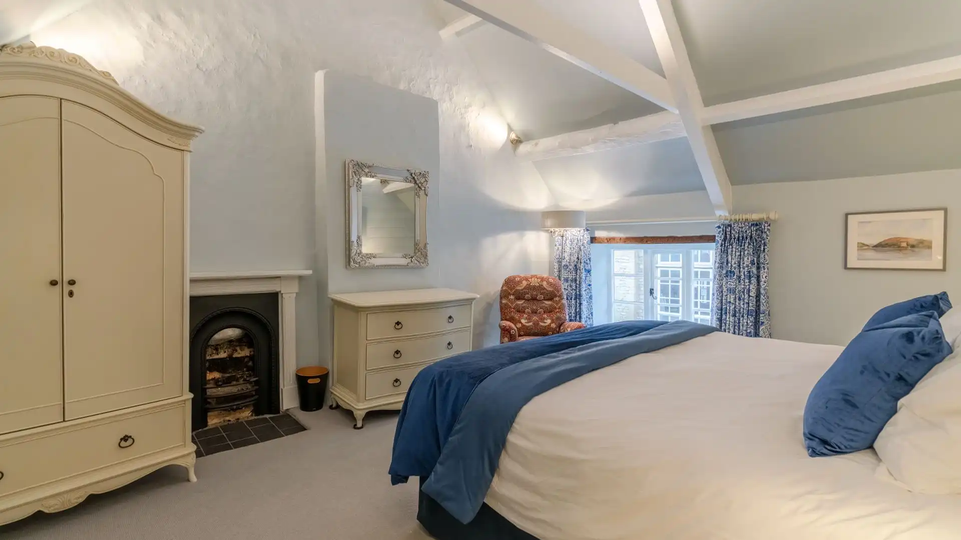 Bedroom One, Farthingdales, Bolthole Retreats