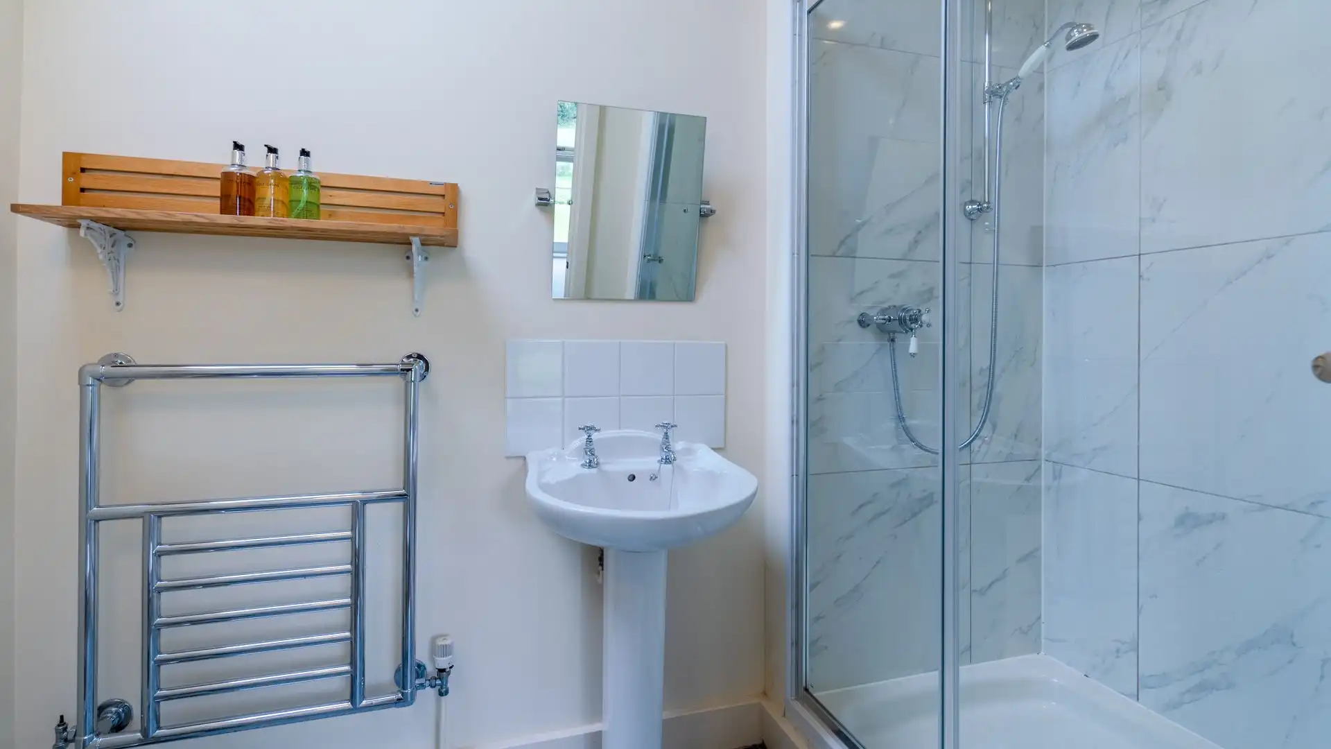 Bedroom Nine Ensuite, Lodge Barn, Bolthole Retreats