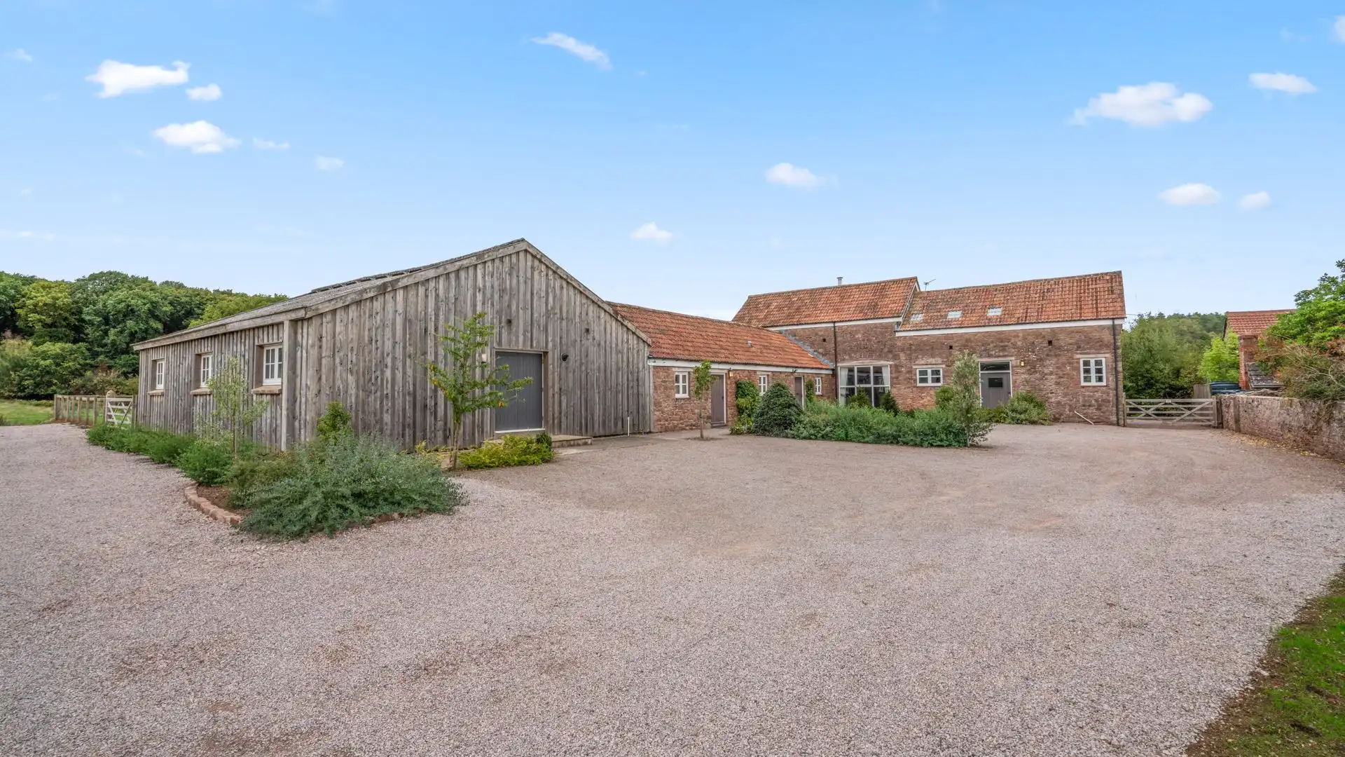 Front view and driveway, Lodge Barn, Bolthole Retreats