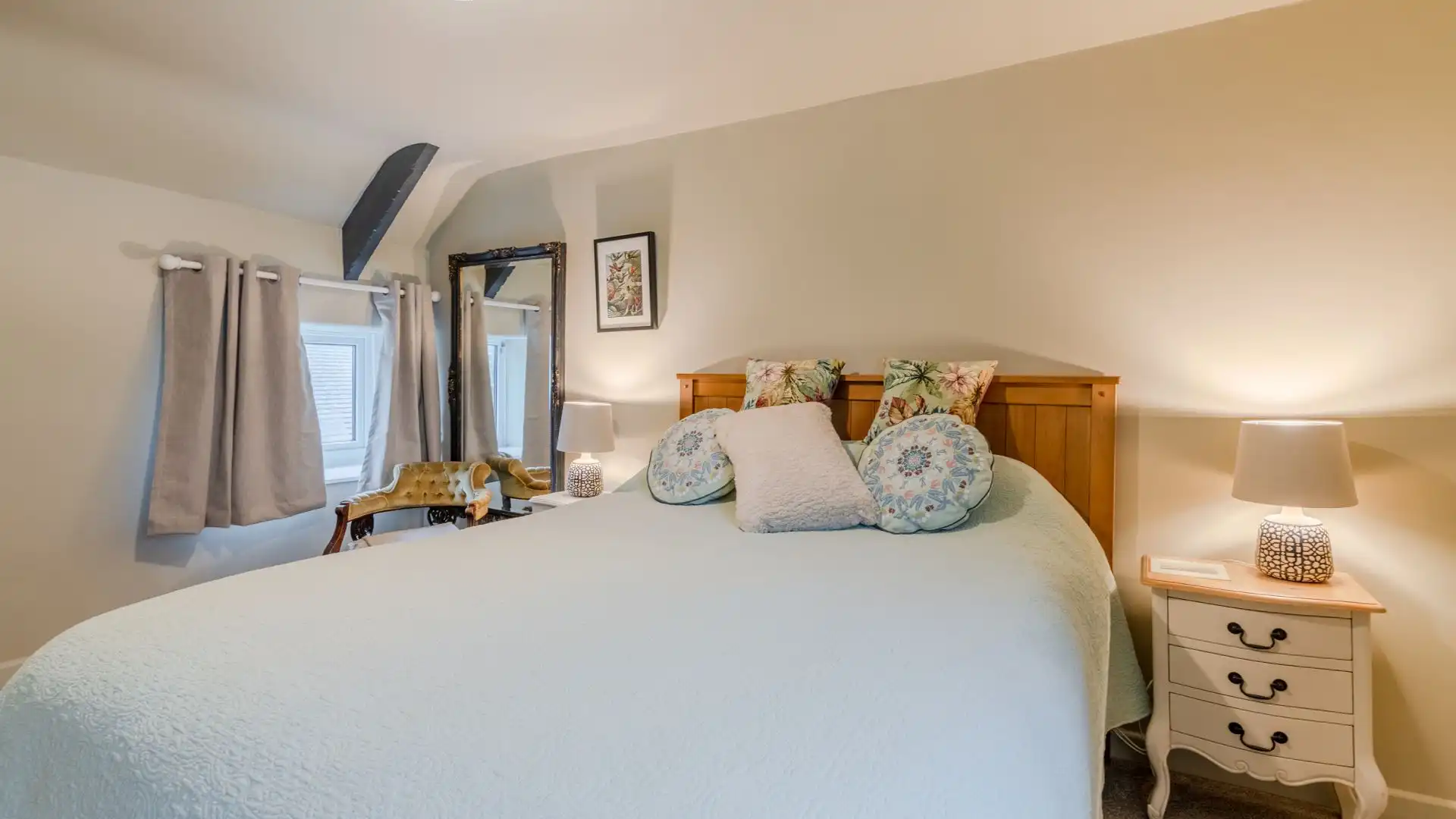 Bedroom Two, Cotswold Way Cottage, Bolthole Retreats