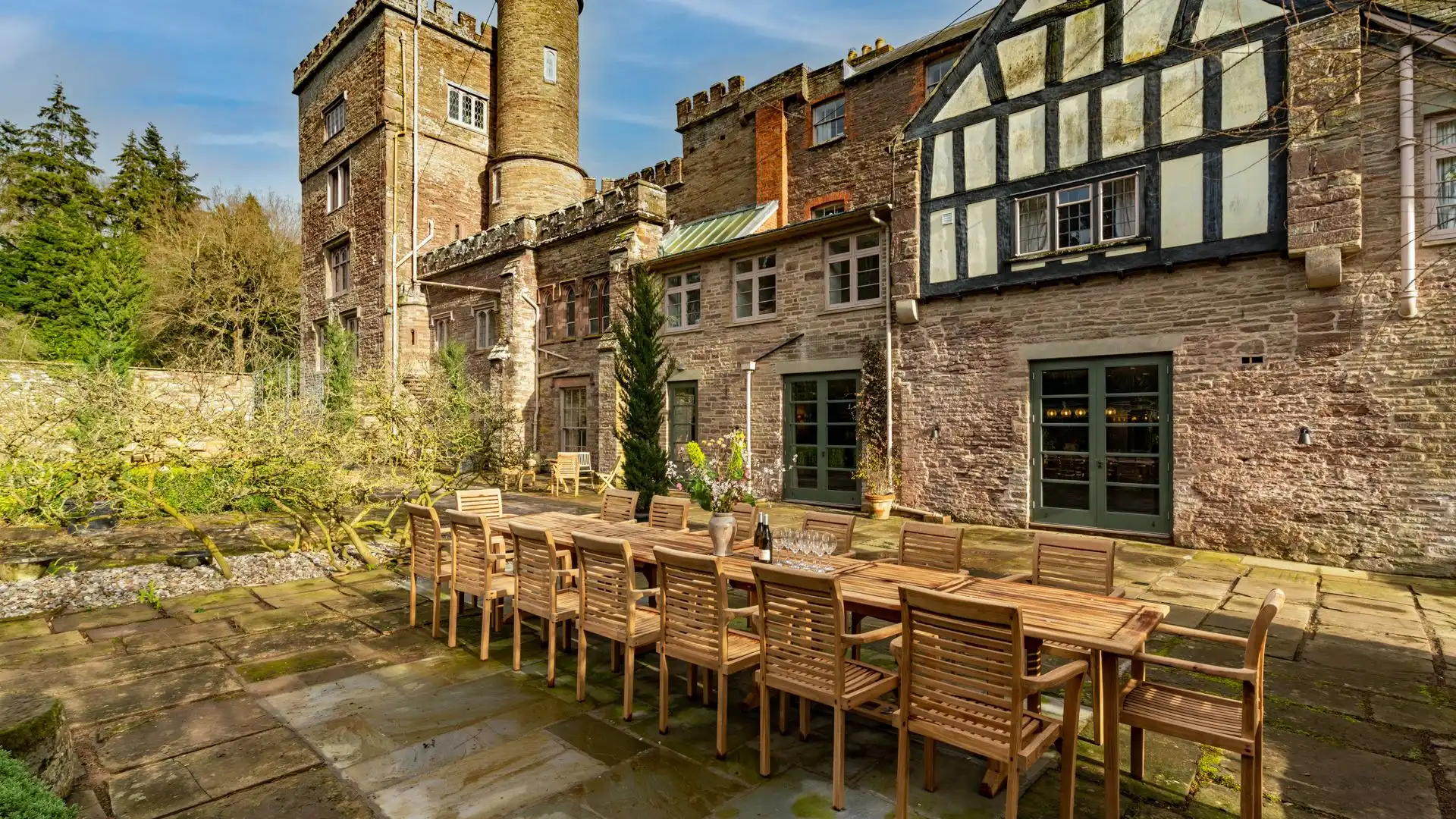 Terrace Dining, Kentchurch Court, Bolthole Retreats