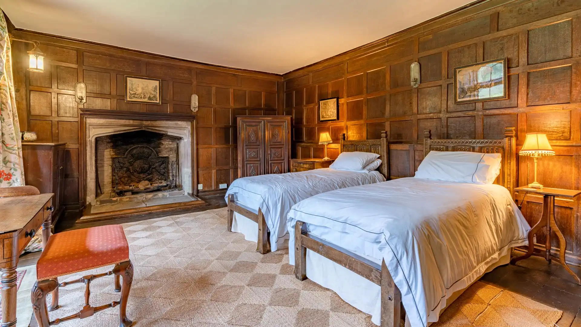 The Oak Bedroom, Kentchurch Court, Bolthole Retreats