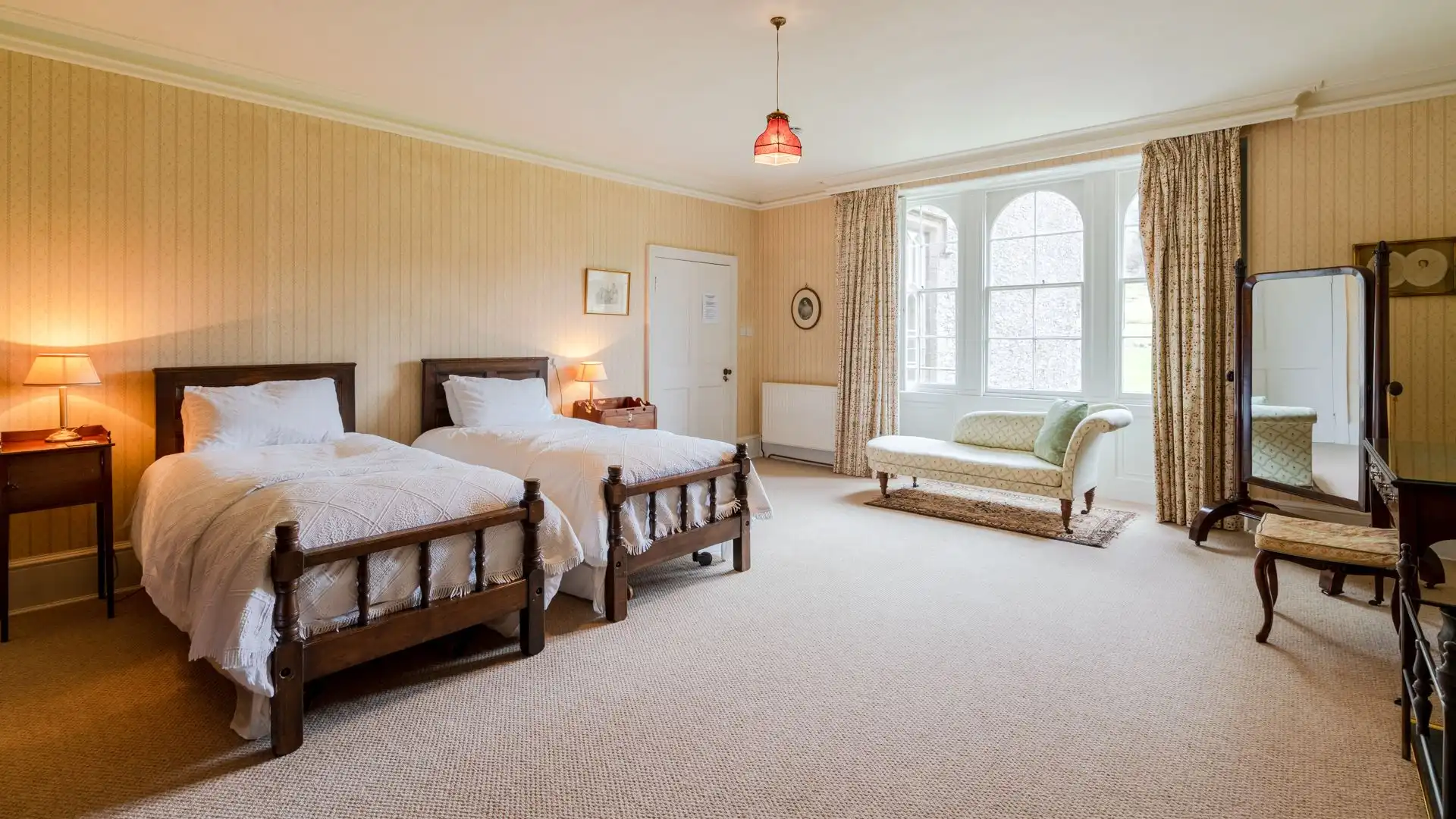 Rhododendron Bedroom, Kentchurch Court, Bolthole Retreats