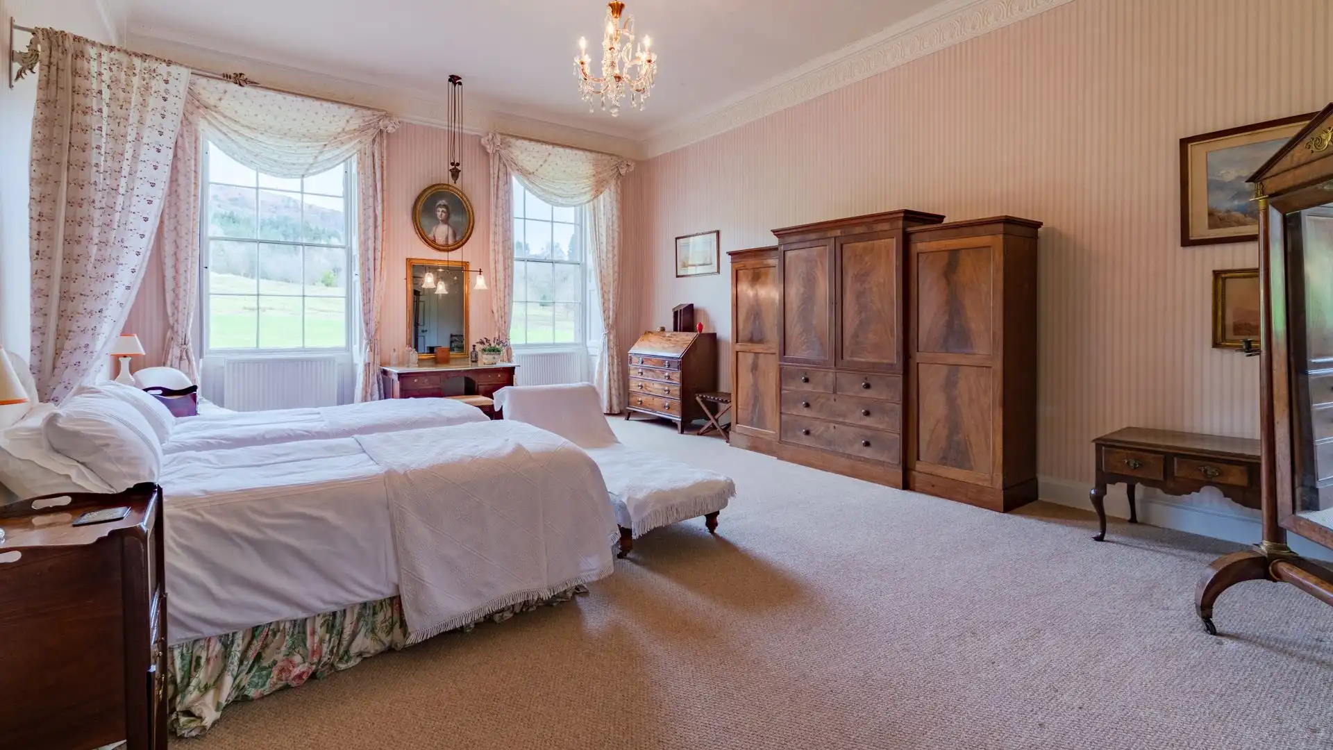 Wild Daffodils Bedroom, Kentchurch Court, Bolthole Retreats