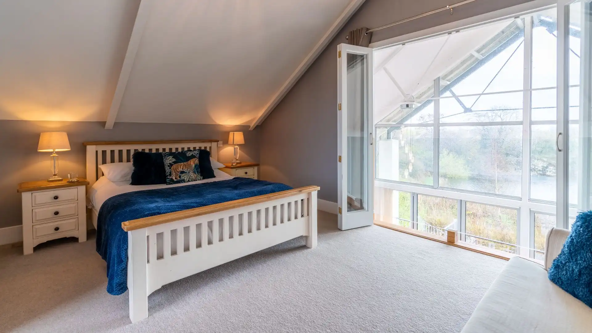 Bedroom One, Muntjac Lodge, Bolthole Retreats 