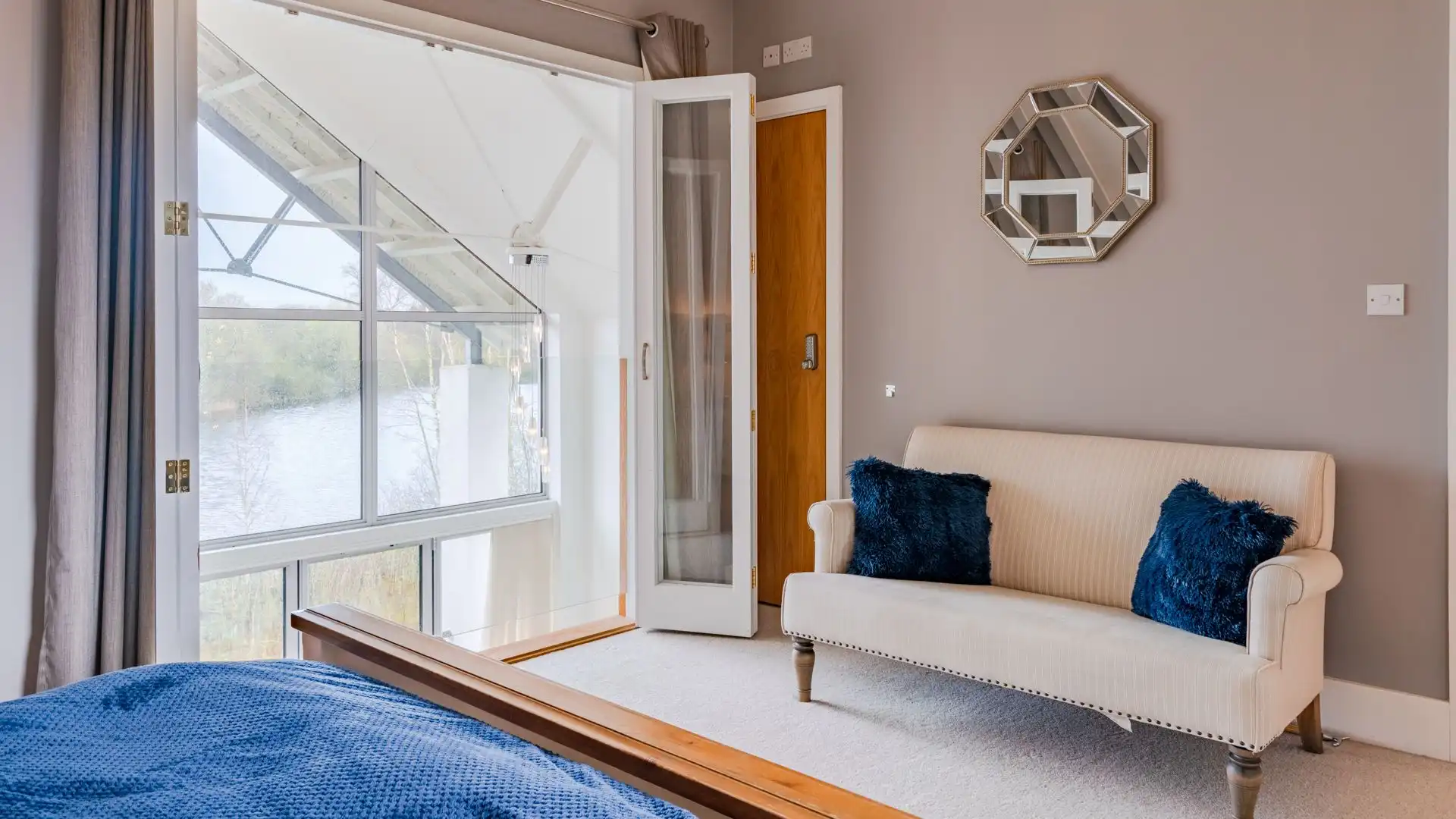 Bedroom One, Muntjac Lodge, Bolthole Retreats 