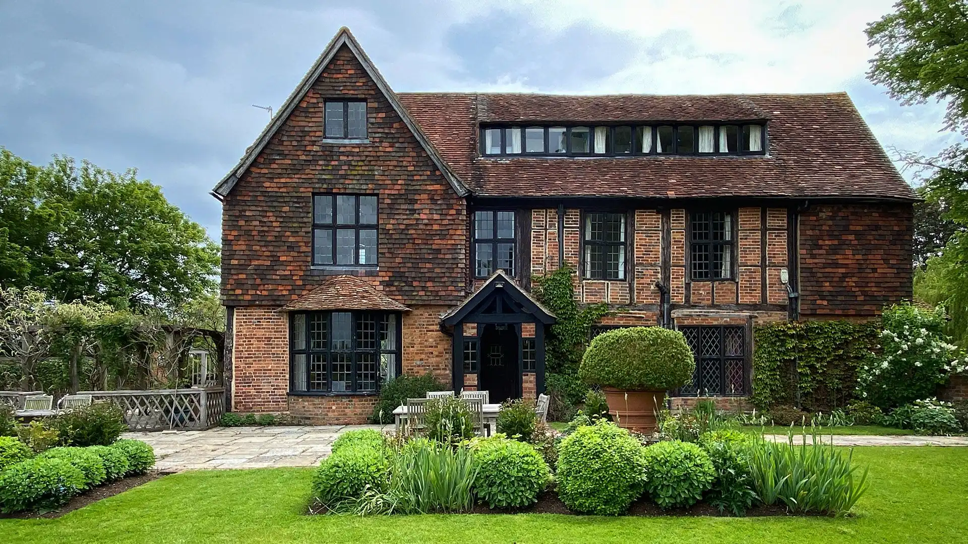 Chalford Manor in its peaceful Oxfordshire surroundings is the perfect retreat for gathering friends and family from across the country