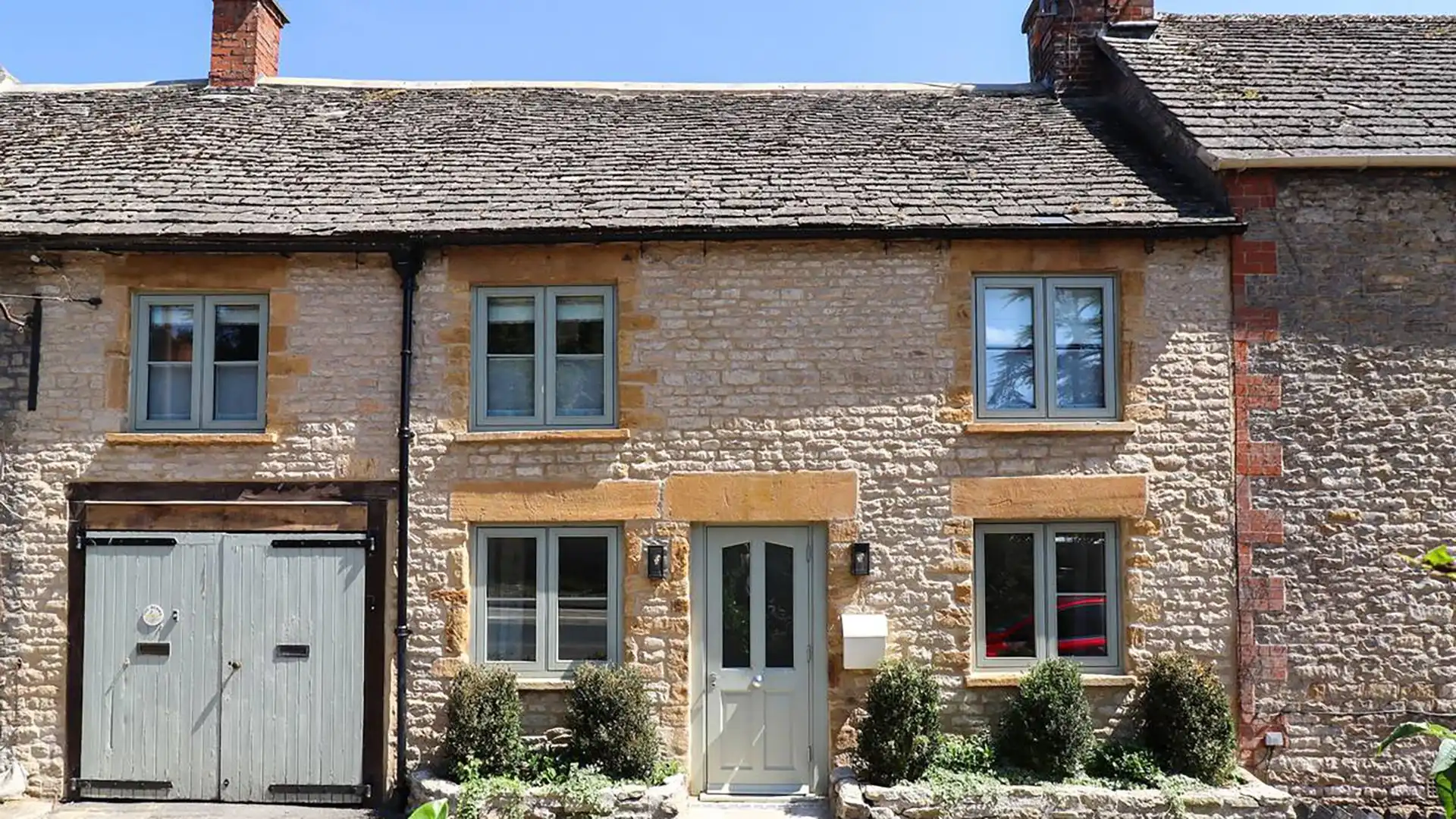 Spend time exploring the beautiful Cotswolds from this stylish Stow-on-the-Wold cottage. 