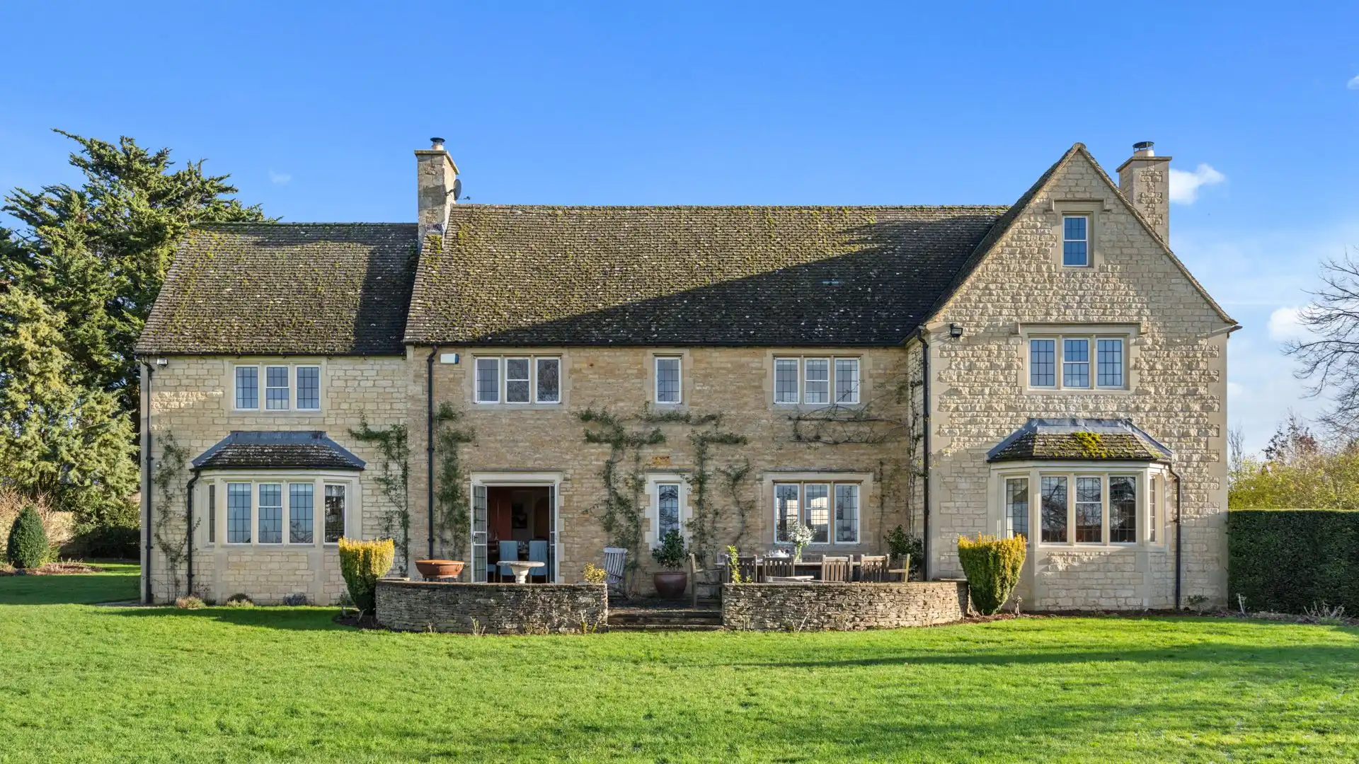 Escape to this beautifully rural corner of the Cotswolds, where awe-inspiring views surround you and country pubs are at every turn. 