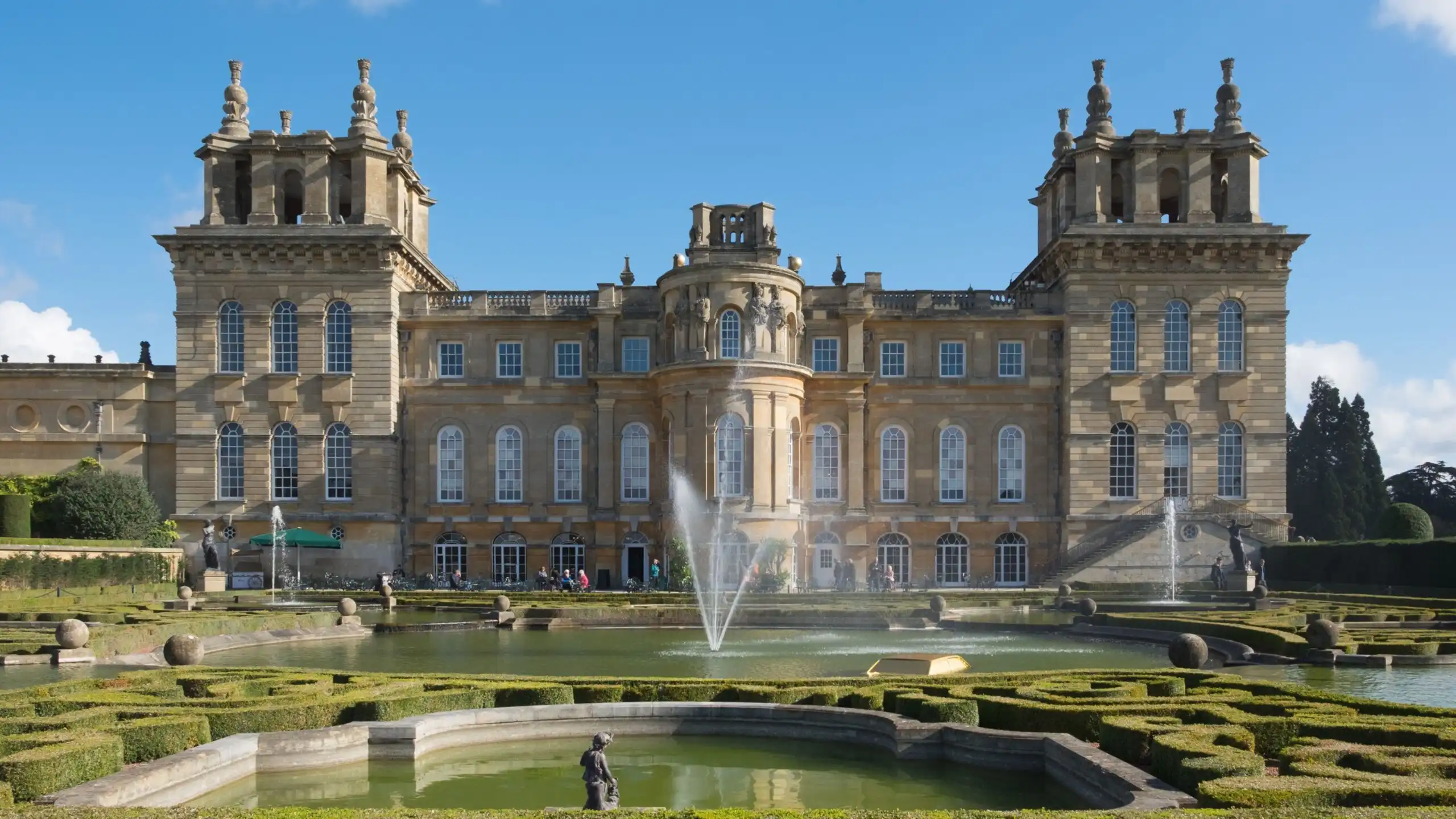 Blenheim Palace is just a ten-minute drive away.