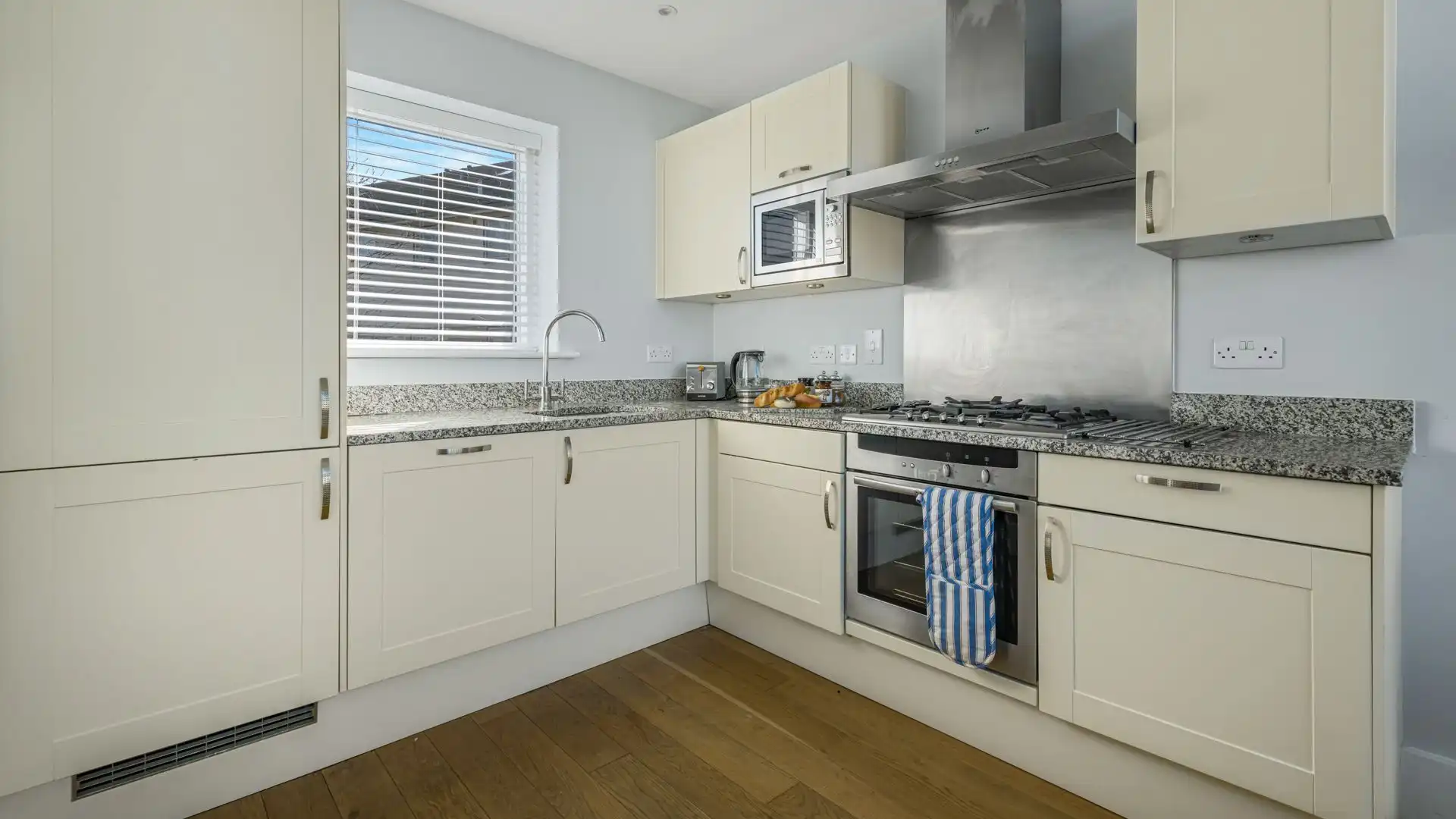 The kitchen is fully equipped with an oven, hob, fridge/freezer, dishwasher, washer/dryer, and a range of small appliances.