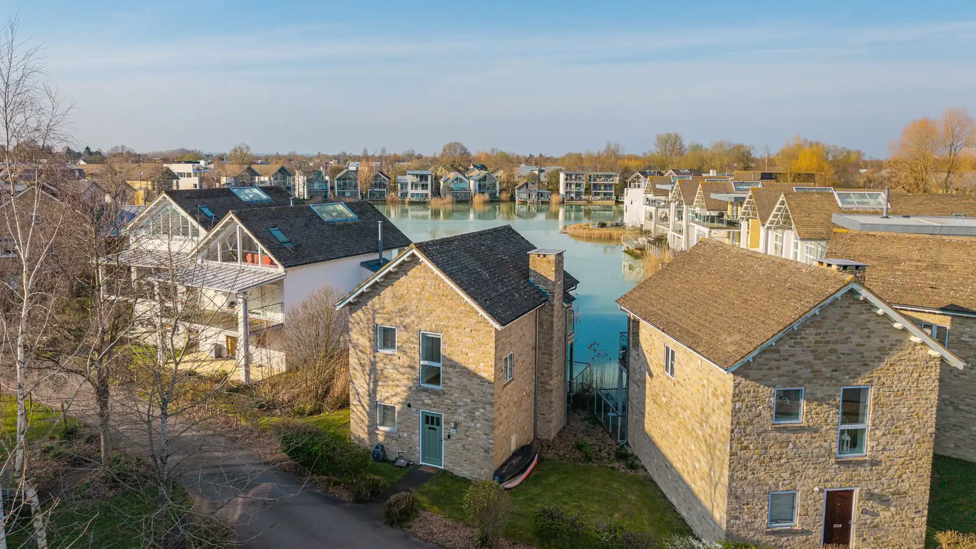 This stylish lakeside cottage offers a touch of luxury in one of the Cotswolds most popular destinations. 