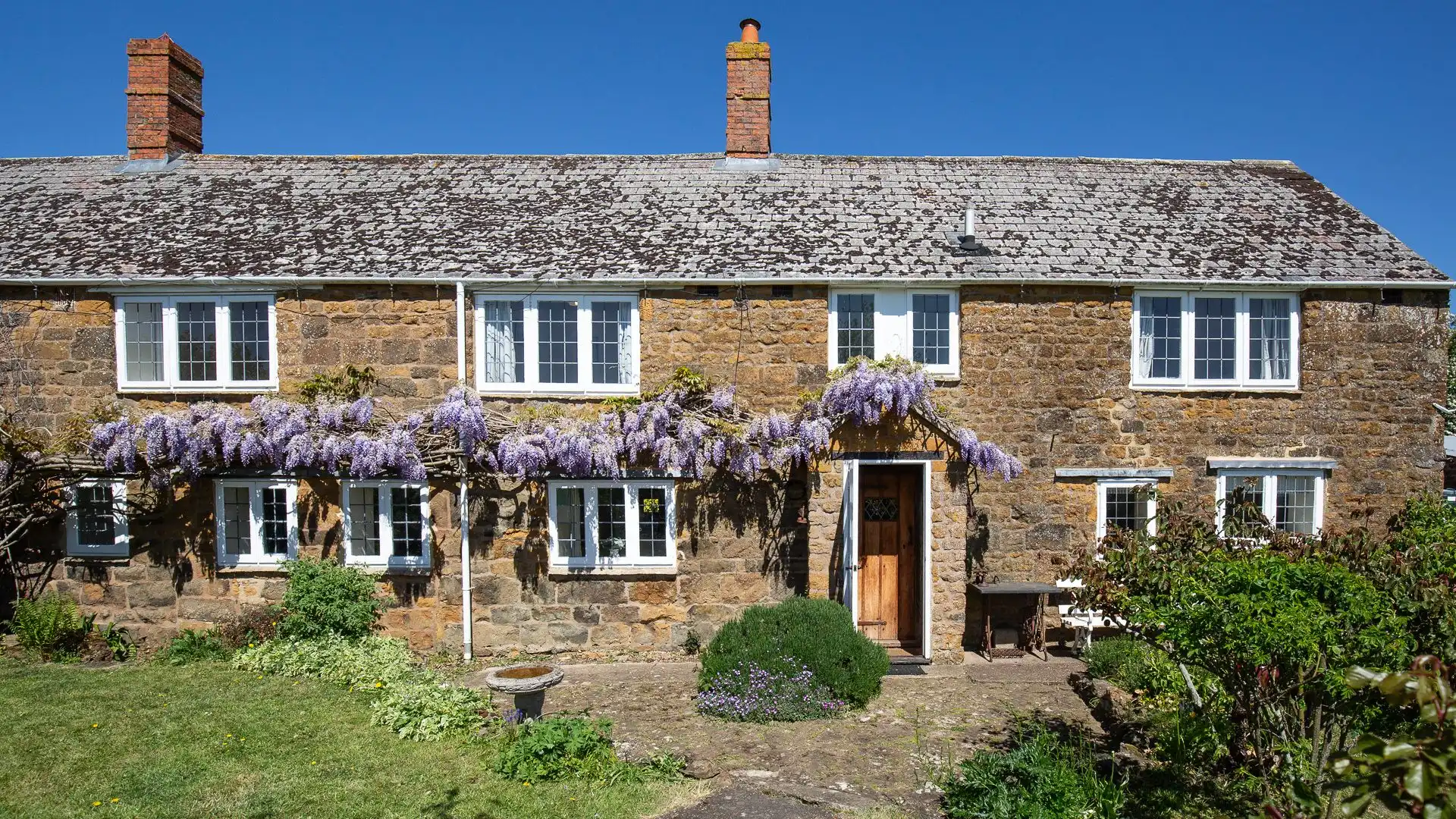 A wisteria draped country cottage in beautiful Oxfordshire