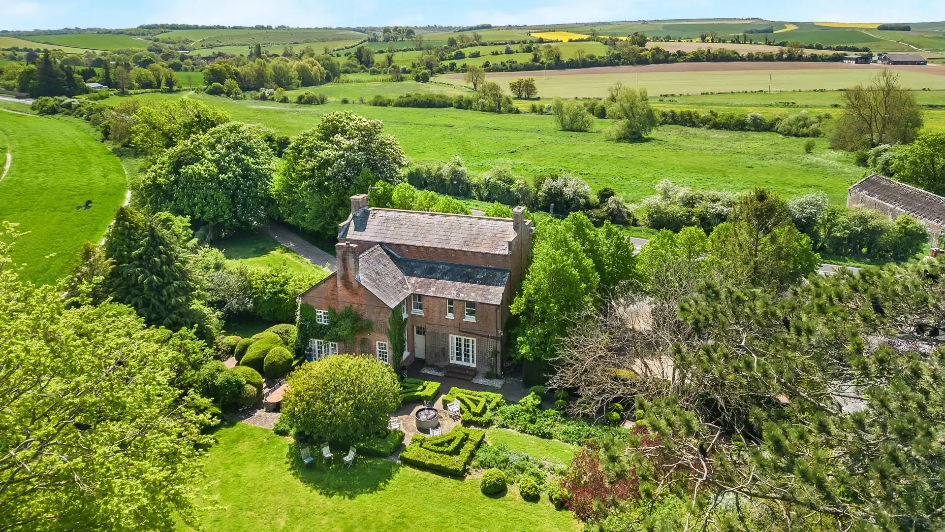 This spacious country home is an exceptional choice for large families or a group of friends. 