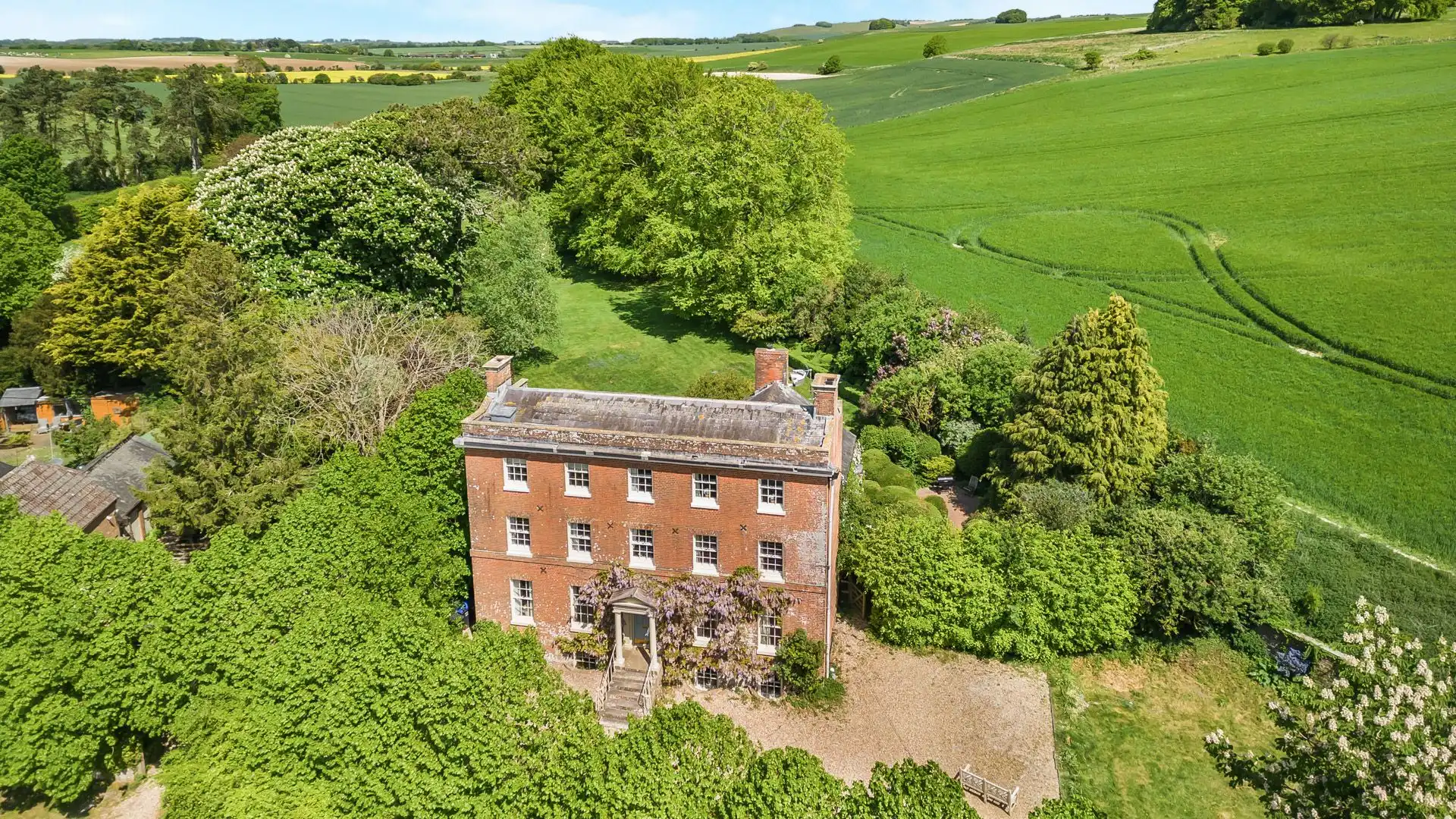 This Grade II listed property dating back to 1780 is nestled in the small hamlet of West Kennet.