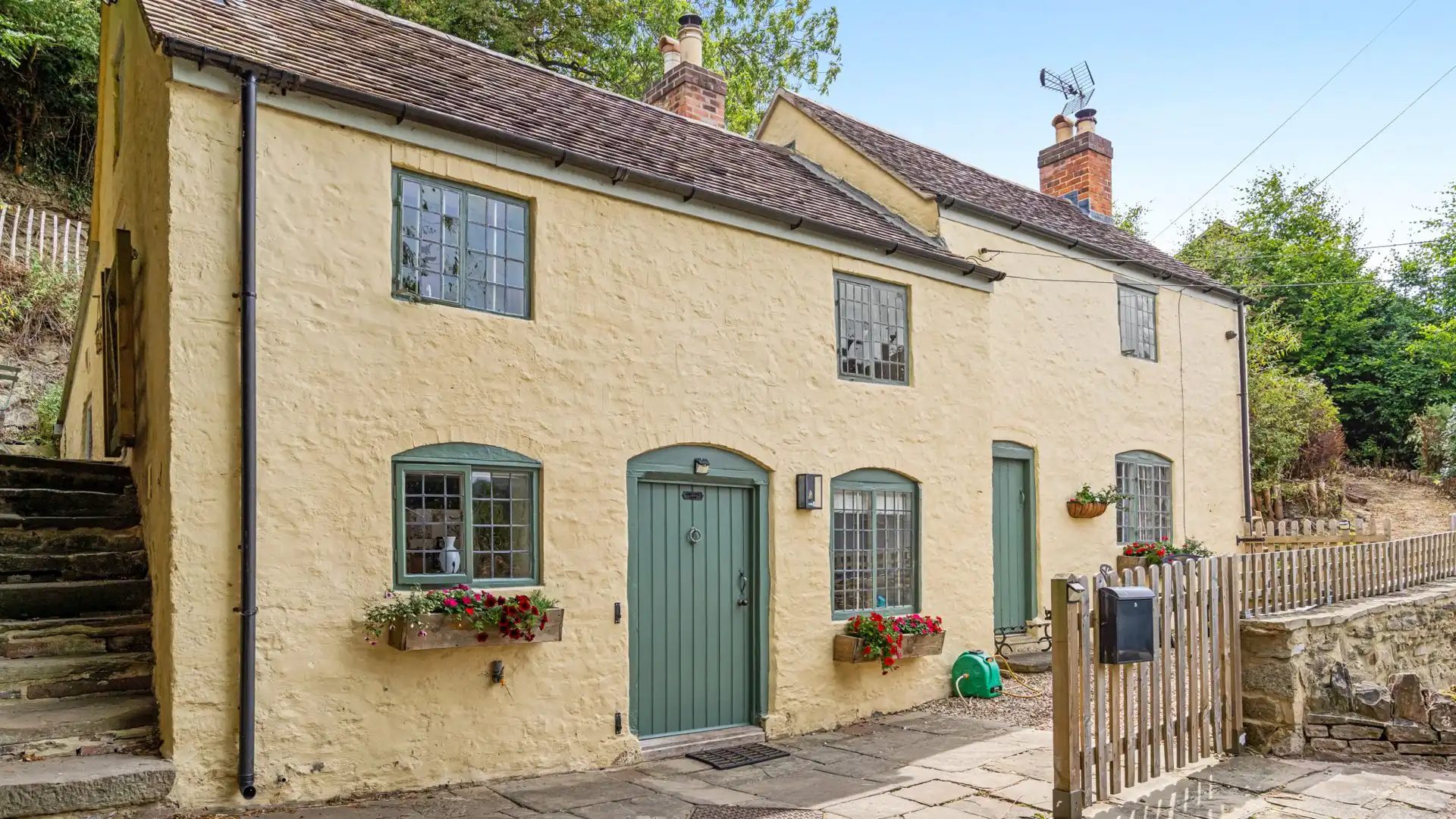 Myrtle Cottage is a charming countryside retreat with far-reaching views over rolling fields and wooded hills. 