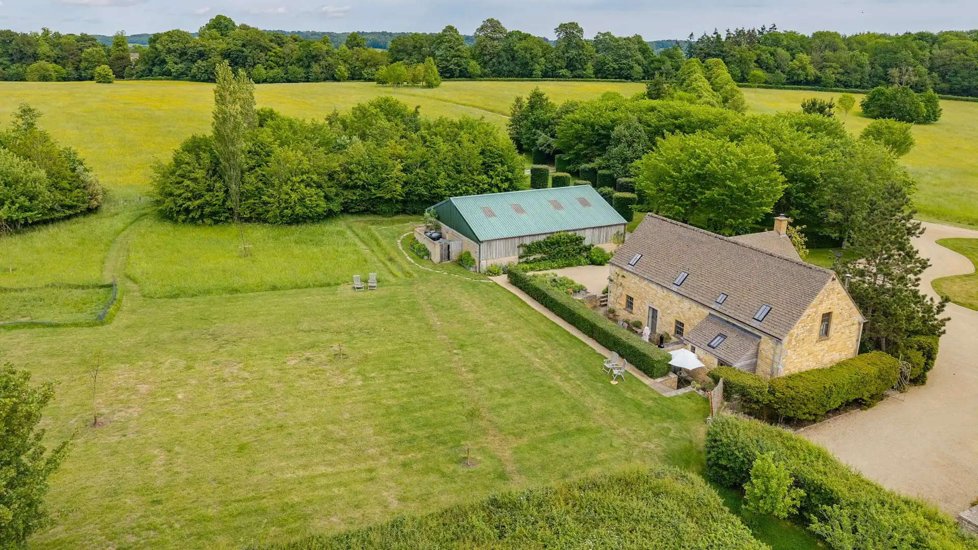 A beautiful 2-bedroom and 1-bedroom cottages on a 40-acre farm estate in Lower Oddington
