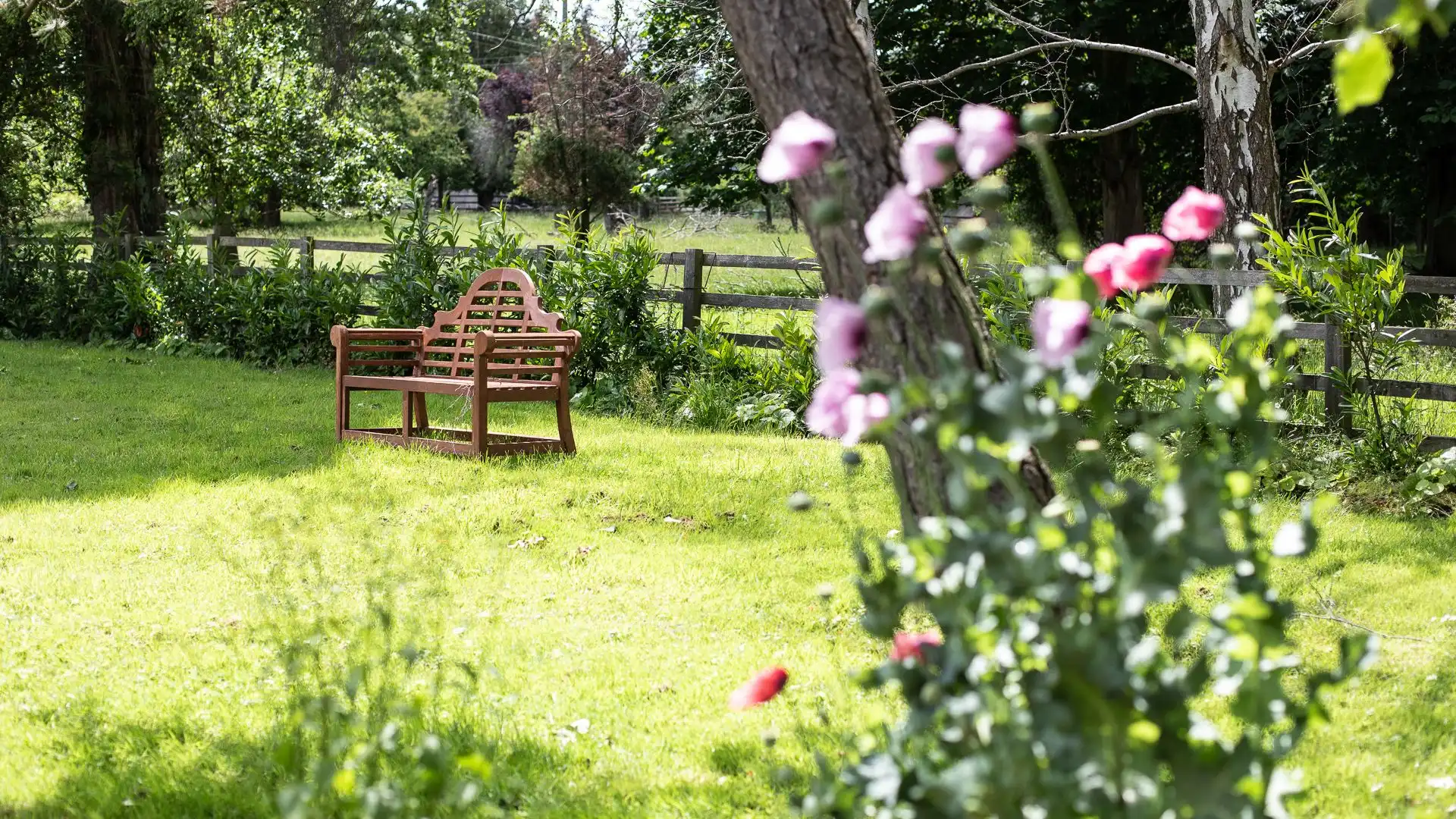 Guests have access to an apple orchard where they can enjoy the Cotswold views or play badminton or croquet