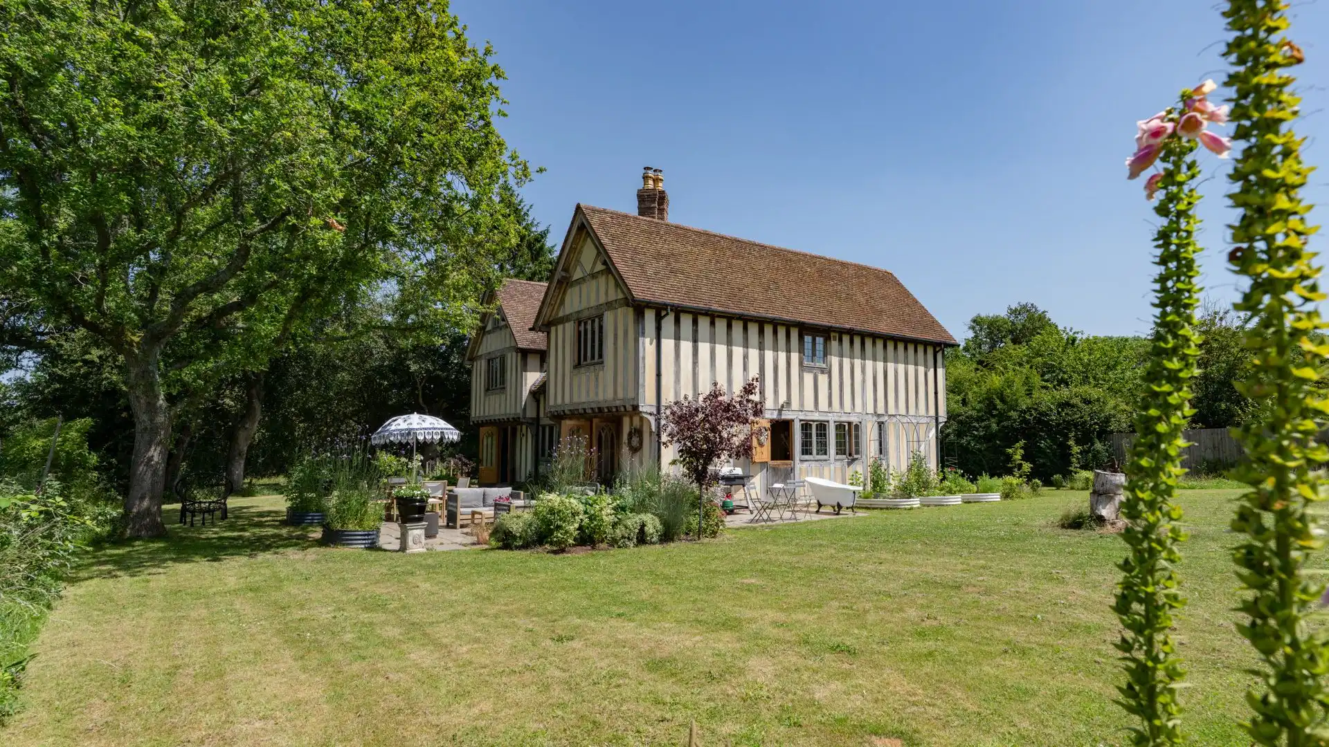 The large lawn garden has plenty of space for children and dogs to run and play