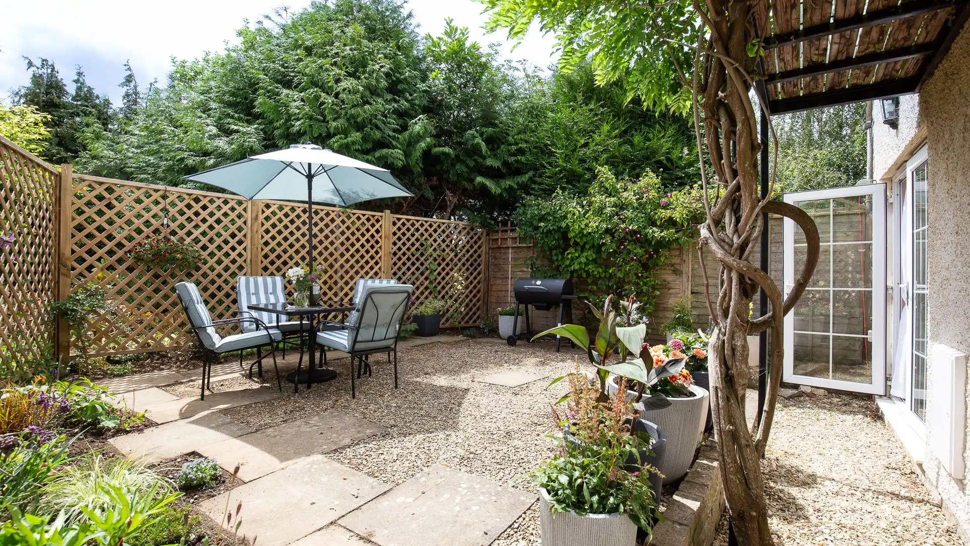 Unwind at the garden dining table and enjoy a BBQ. 
