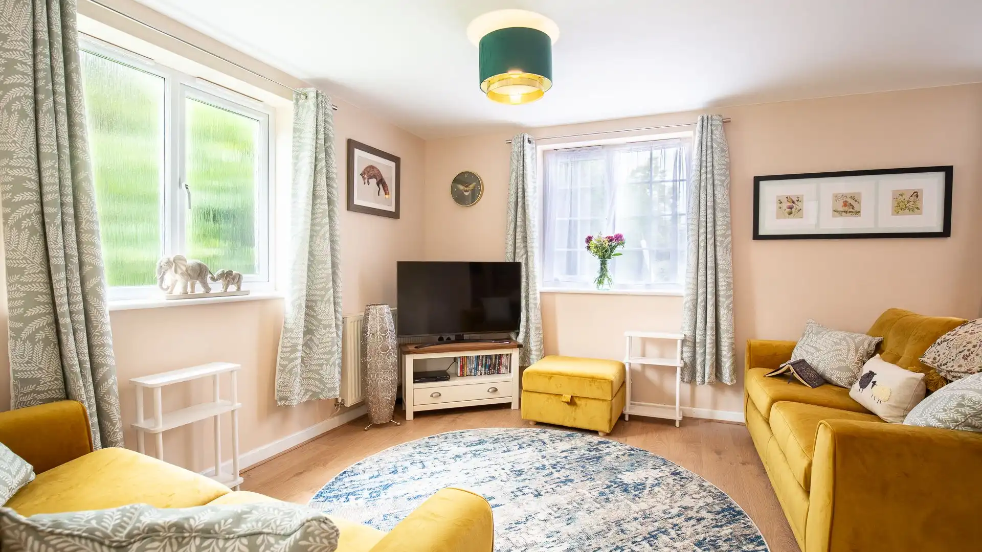 Settle down the day in the cosy living room with your loved ones. 