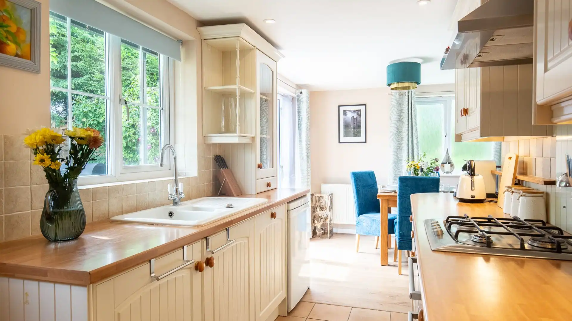 This well-equipped kitchen has all you need for a wonderful stay. 