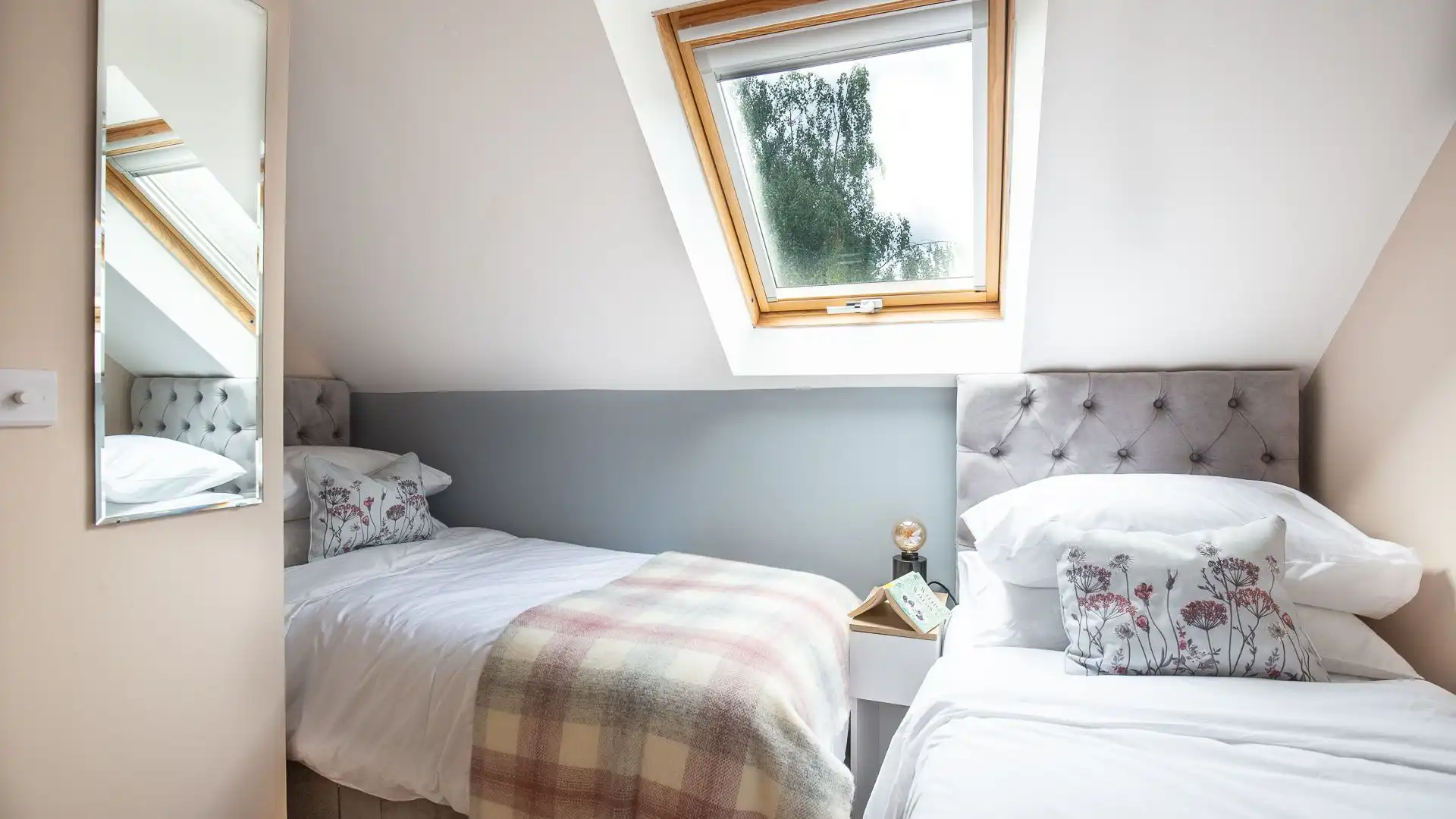 The second bedroom's twin bed setup. 