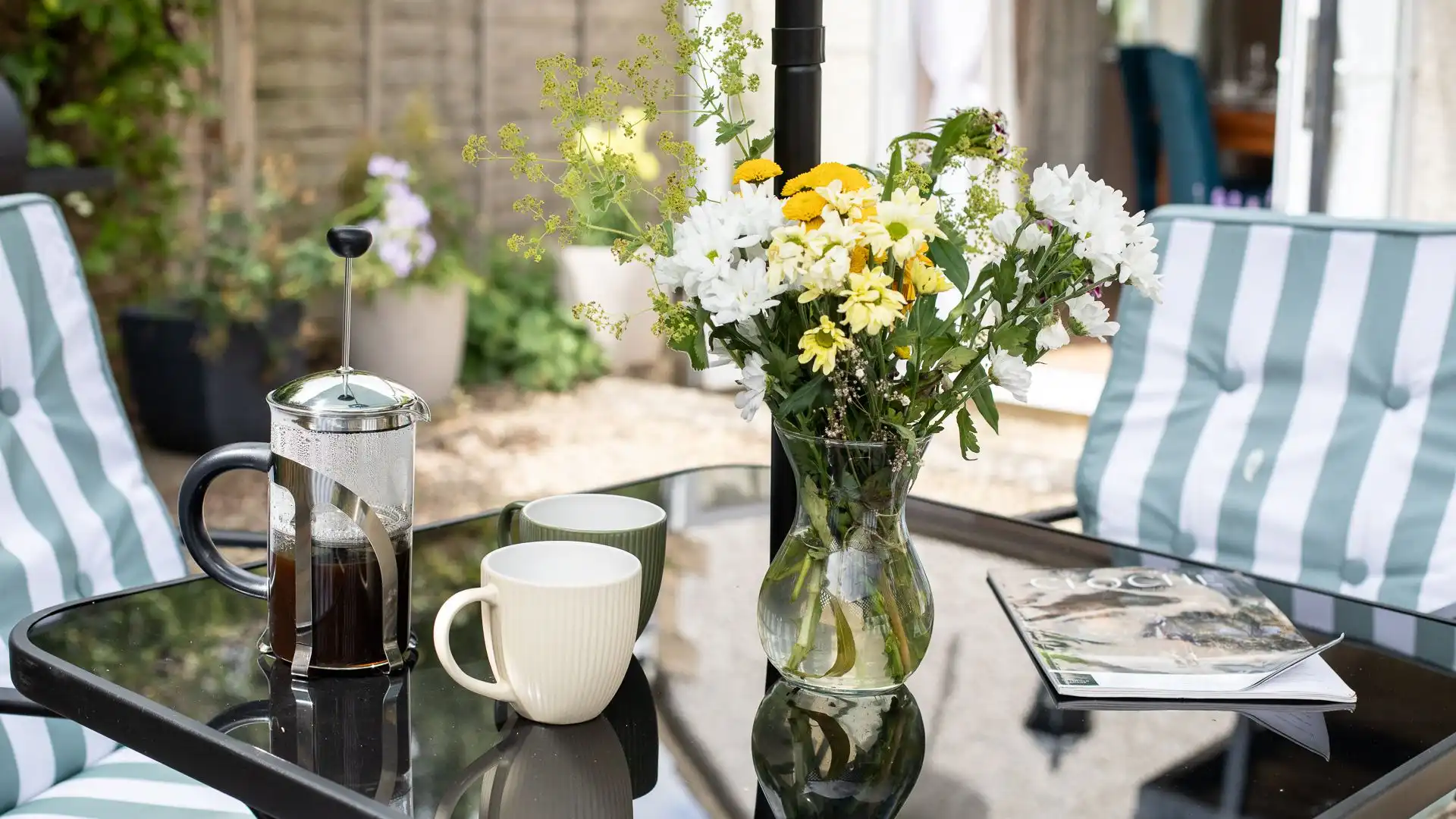 Enjoy a morning coffee outside at the dining table on the comfortable outdoor seating. 