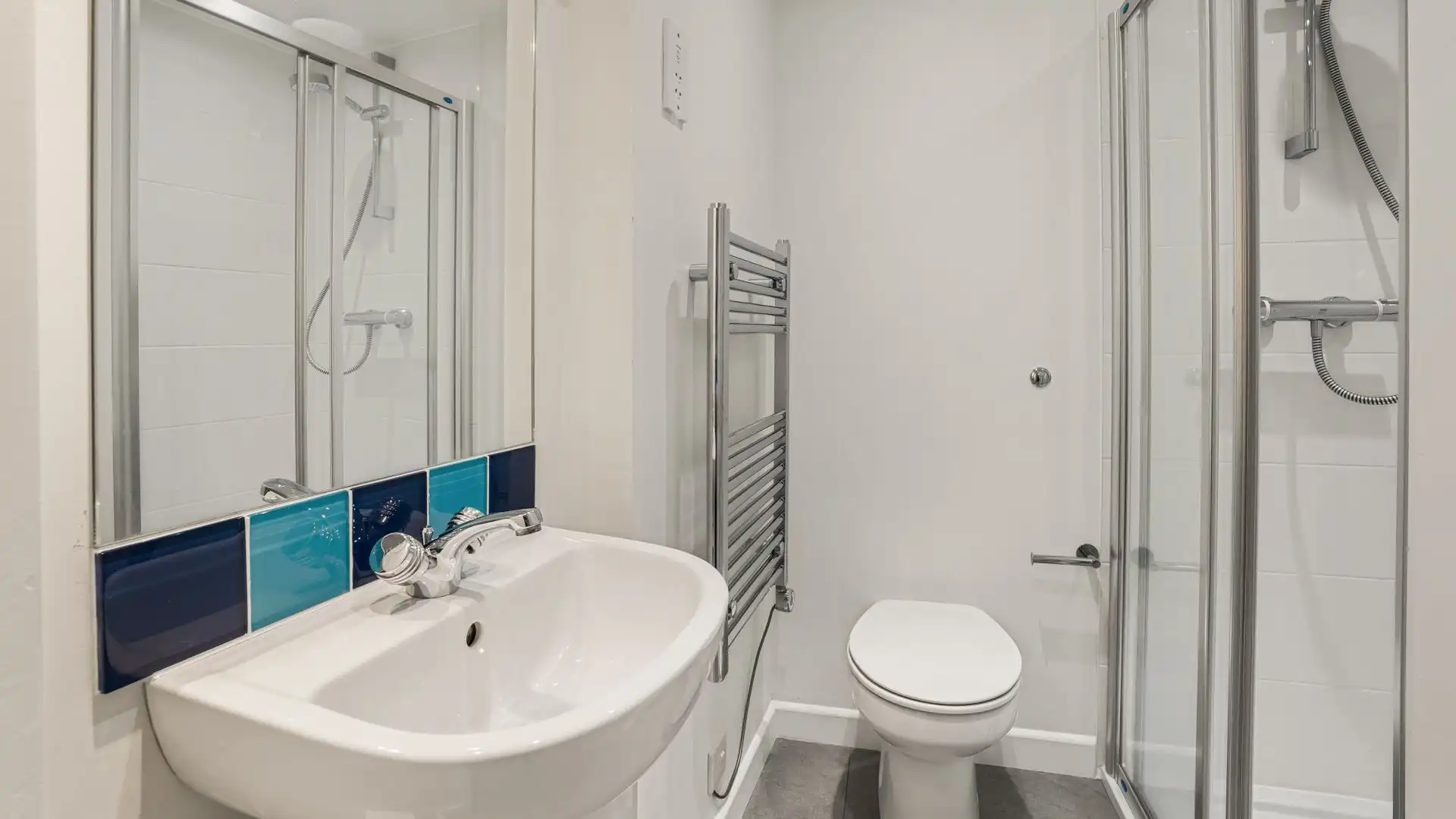 Bedroom One's en-suite, East Barn.